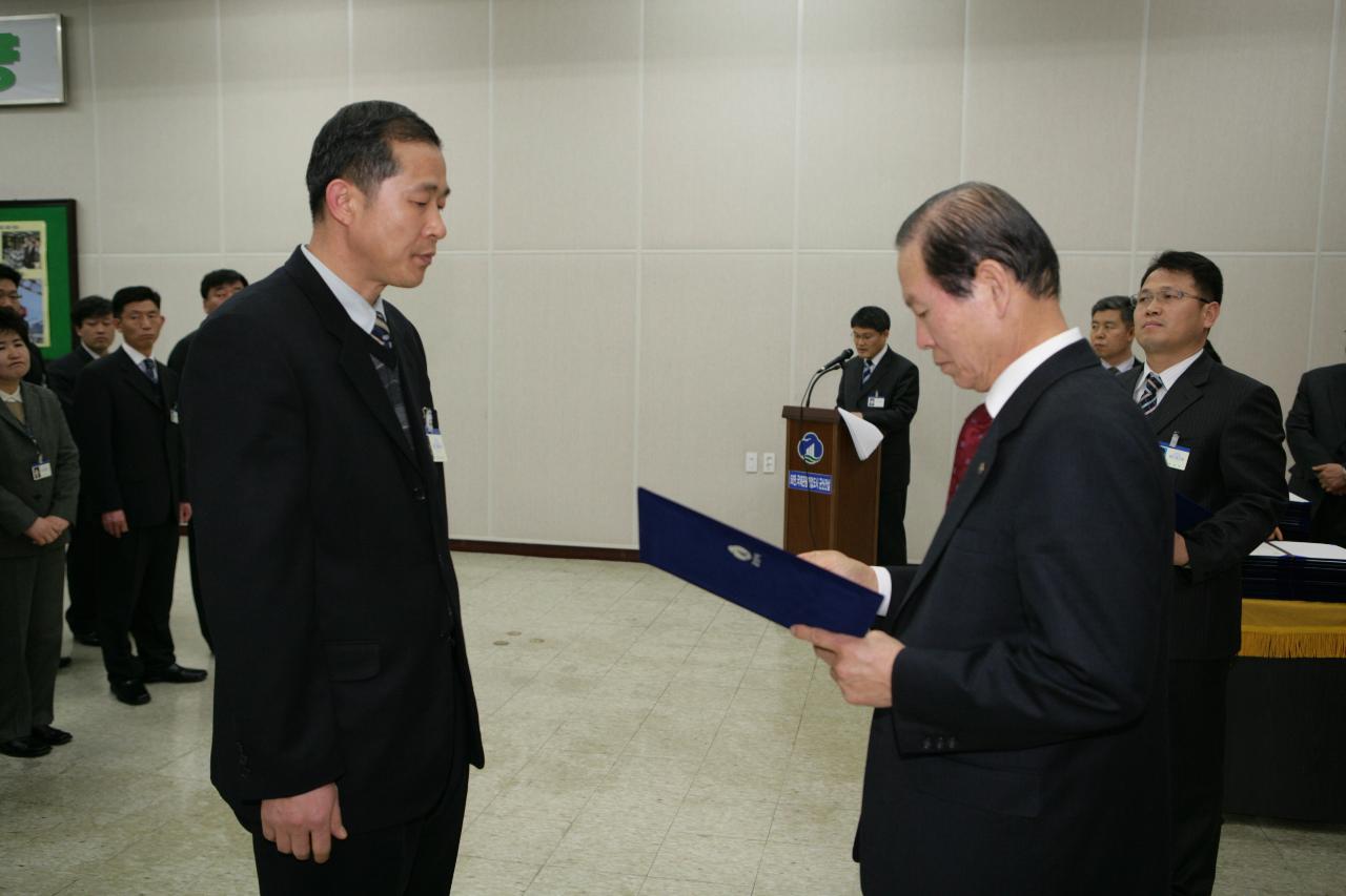 사령장을 교부하시는 시장님의 모습2