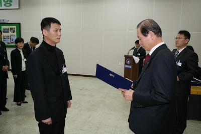 사령장을 교부하시는 시장님의 모습14