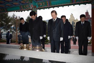 군경묘비 앞에서 묵념을 하시는 문동신 시장님과 관련인사들2