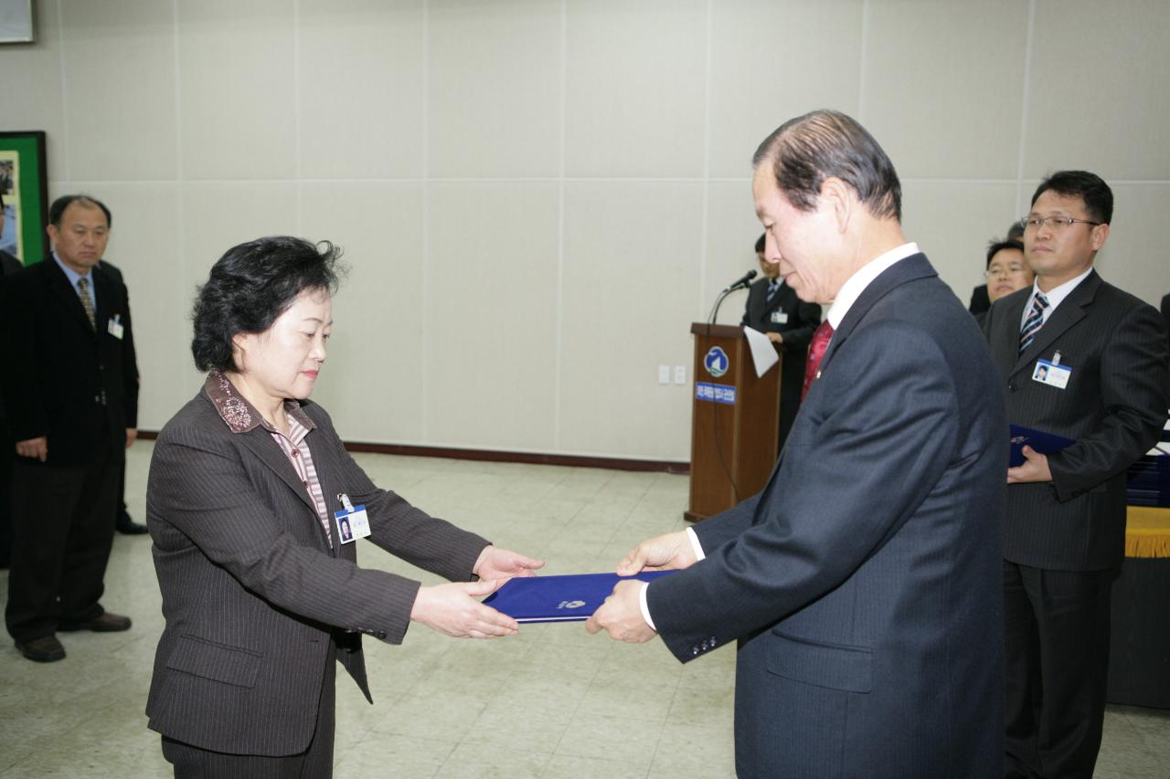 사령장을 교부하시는 시장님의 모습12