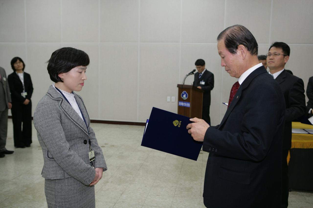 사령장을 교부하시는 시장님의 모습17