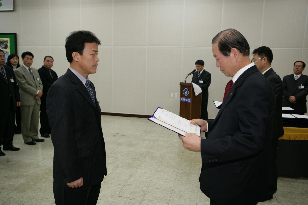 사령장을 교부하시는 시장님의 모습12