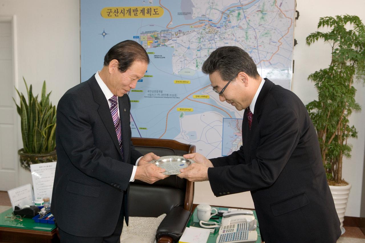 전자계약 우수기관 대표님에게 상패를 수여하시는 문동신 시장님2