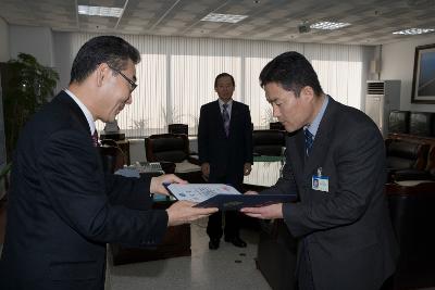 표창장을 수여하시는 전자계약 우수기관 대표님1