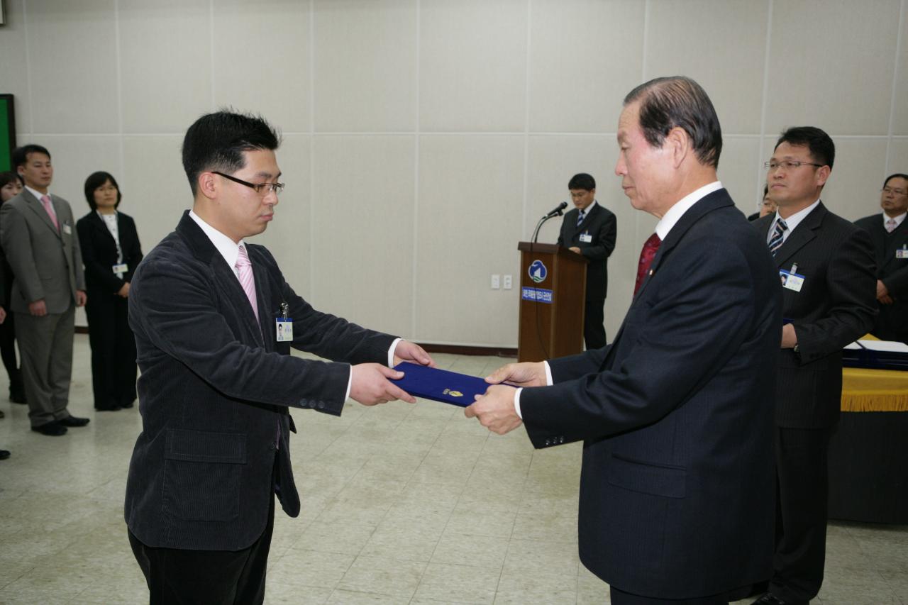 사령장을 교부하시는 시장님의 모습1