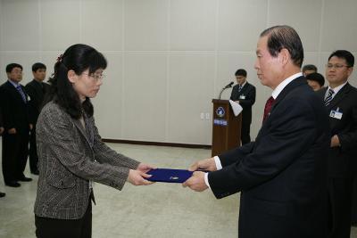 사령장을 교부하시는 시장님의 모습1