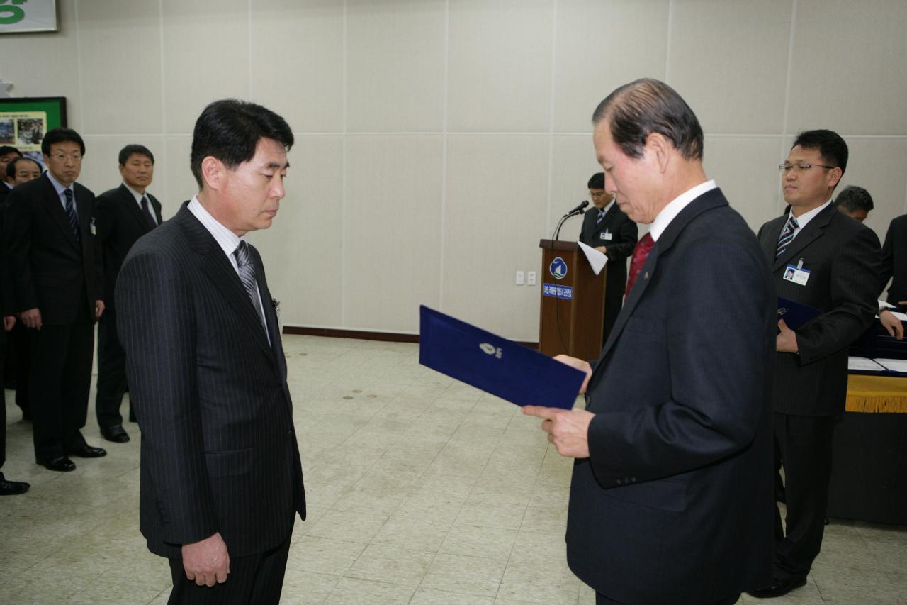 사령장을 교부하시는 시장님의 모습4