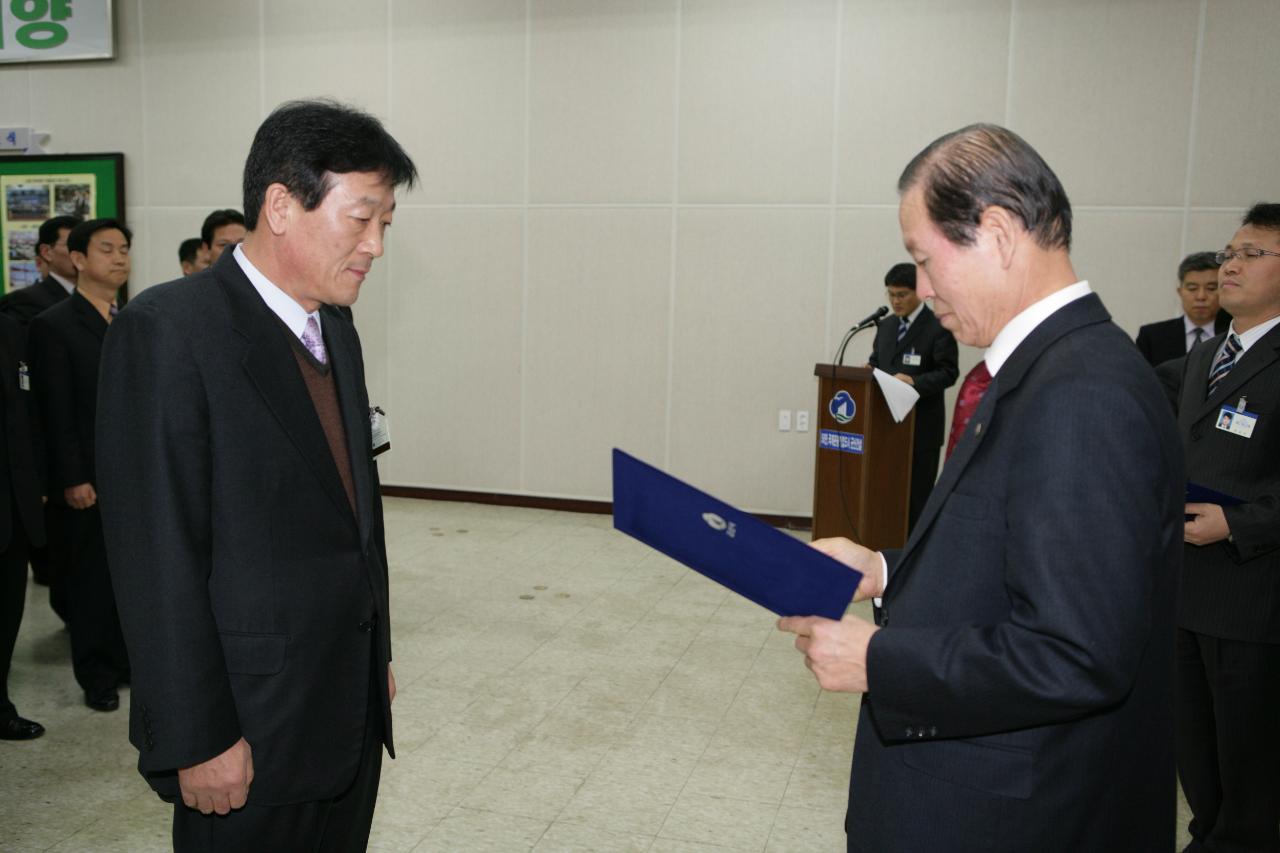 사령장을 교부하시는 시장님의 모습1