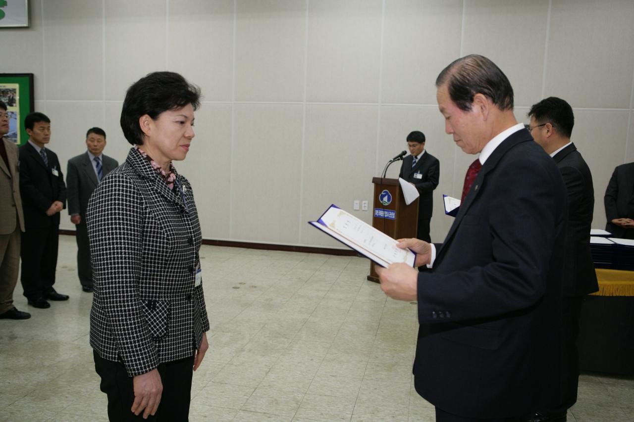 사령장을 교부하시는 시장님의 모습4