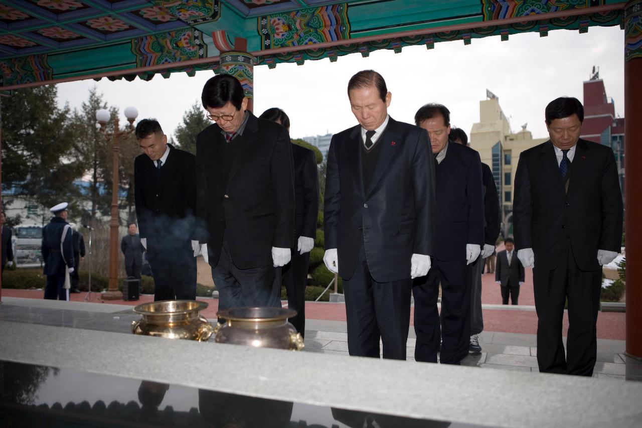 군경묘비 앞에서 묵념을 하시는 문동신 시장님과 관련인사들2