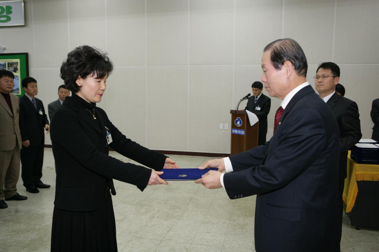 사령장을 교부하시는 시장님의 모습1