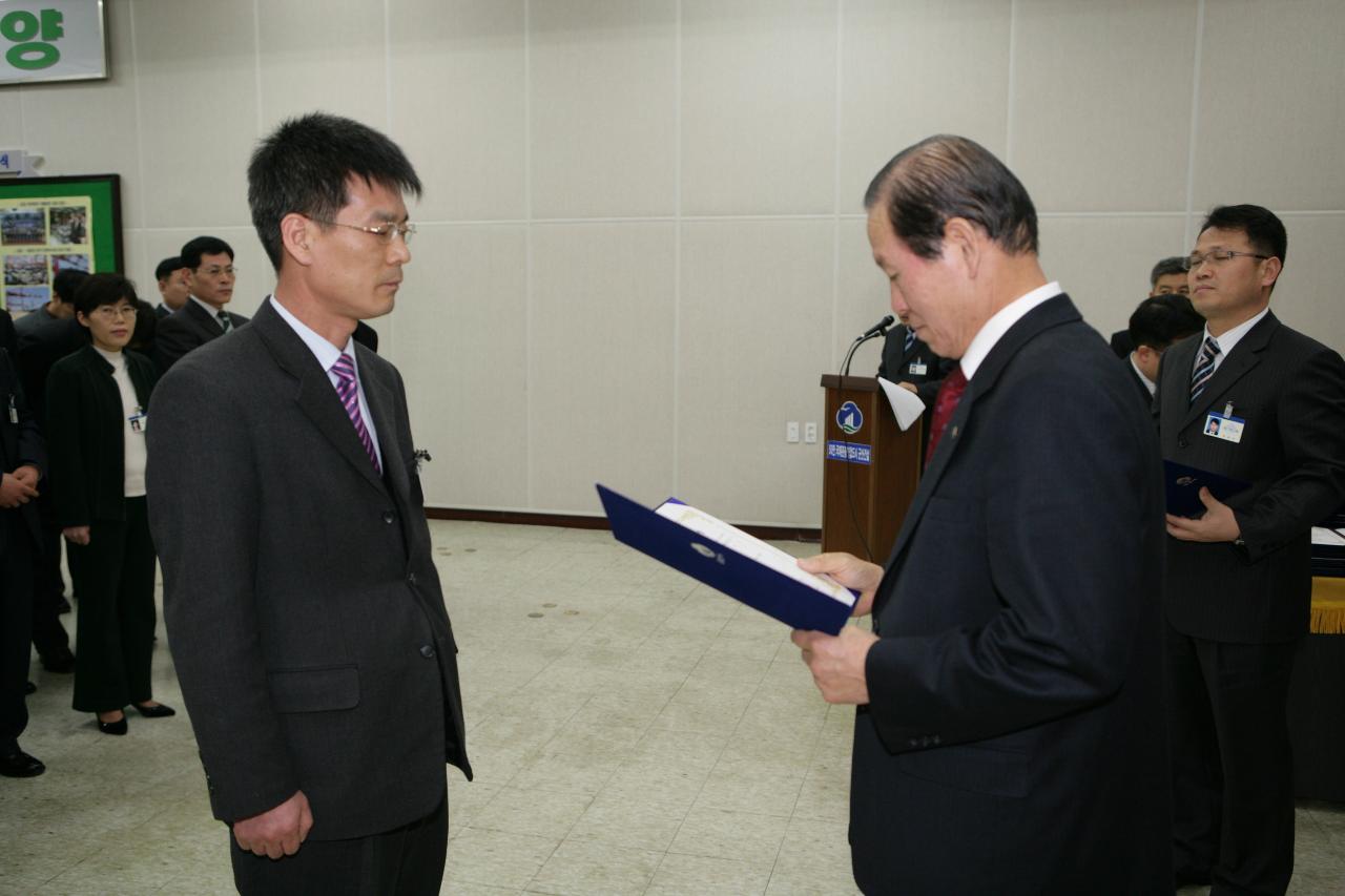 사령장을 교부하시는 시장님의 모습11