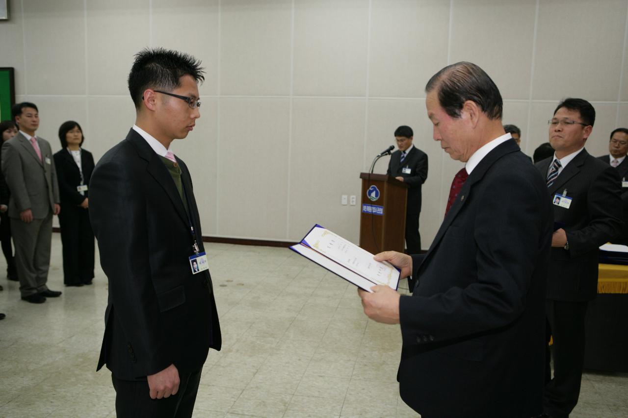 사령장을 교부하시는 시장님의 모습2