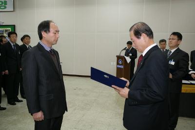 사령장을 교부하시는 시장님의 모습3