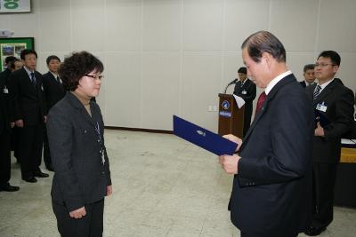 사령장을 교부하시는 시장님의 모습1