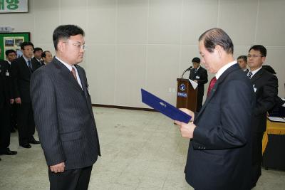 사령장을 교부하시는 시장님의 모습5