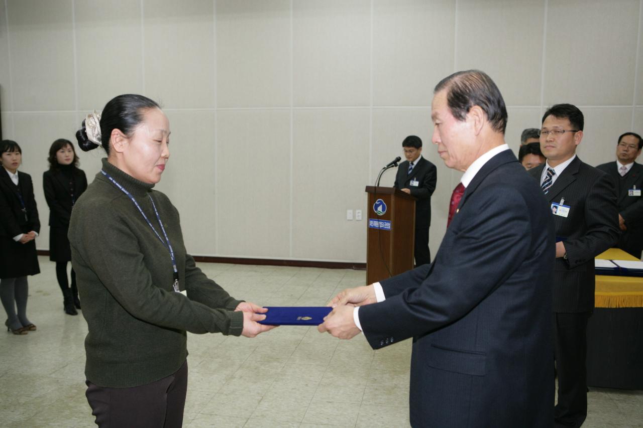 사령장을 교부하시는 시장님의 모습8