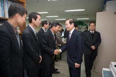 줄지어 서있는 청원들과 악수를 하시는 시장님1