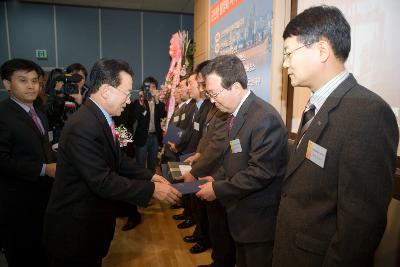 상장과 상품을 직원들에게 전달하시는 김완주 도지사님의 모습