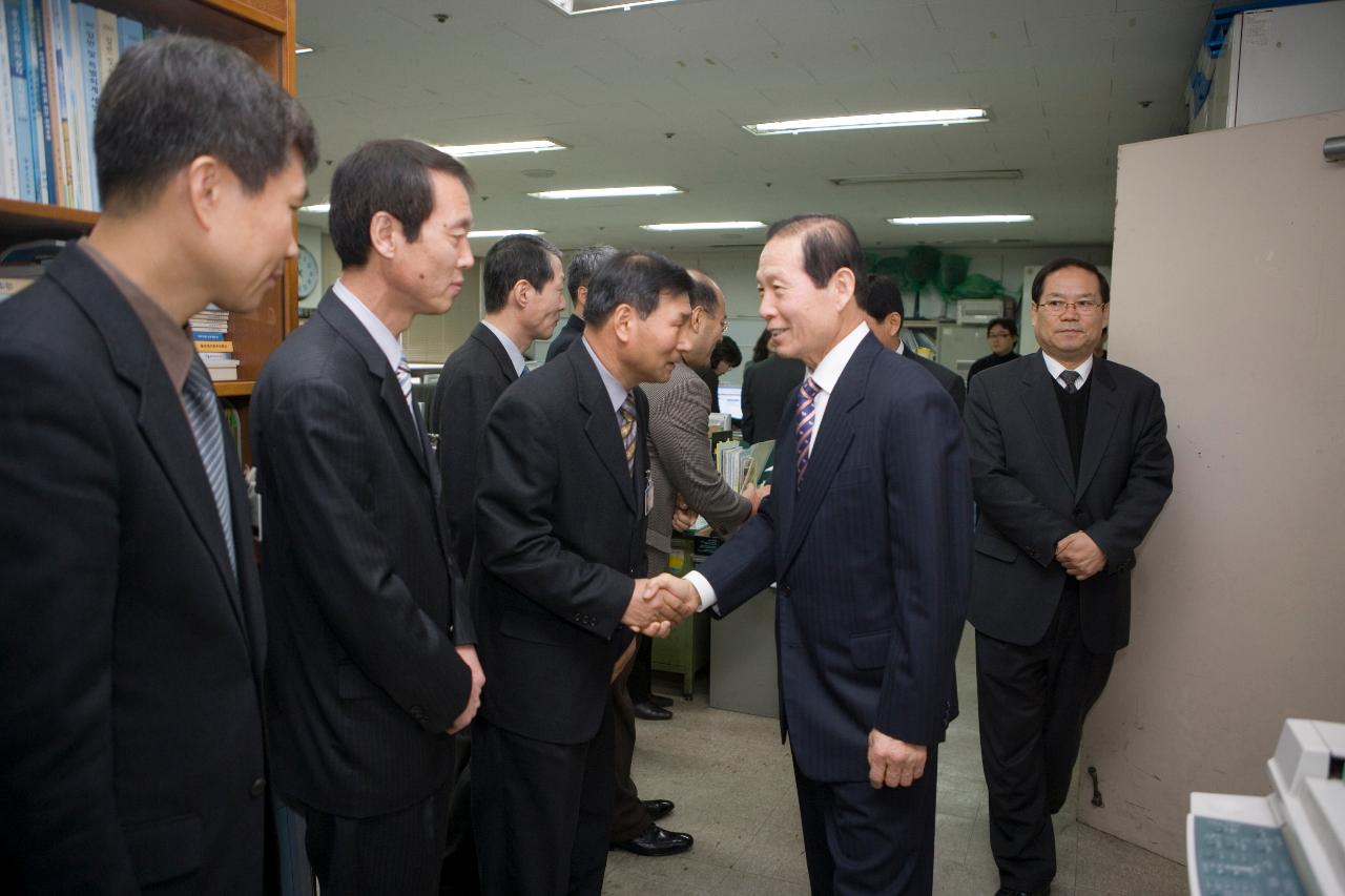 줄지어 서있는 청원들과 악수를 하시는 시장님1