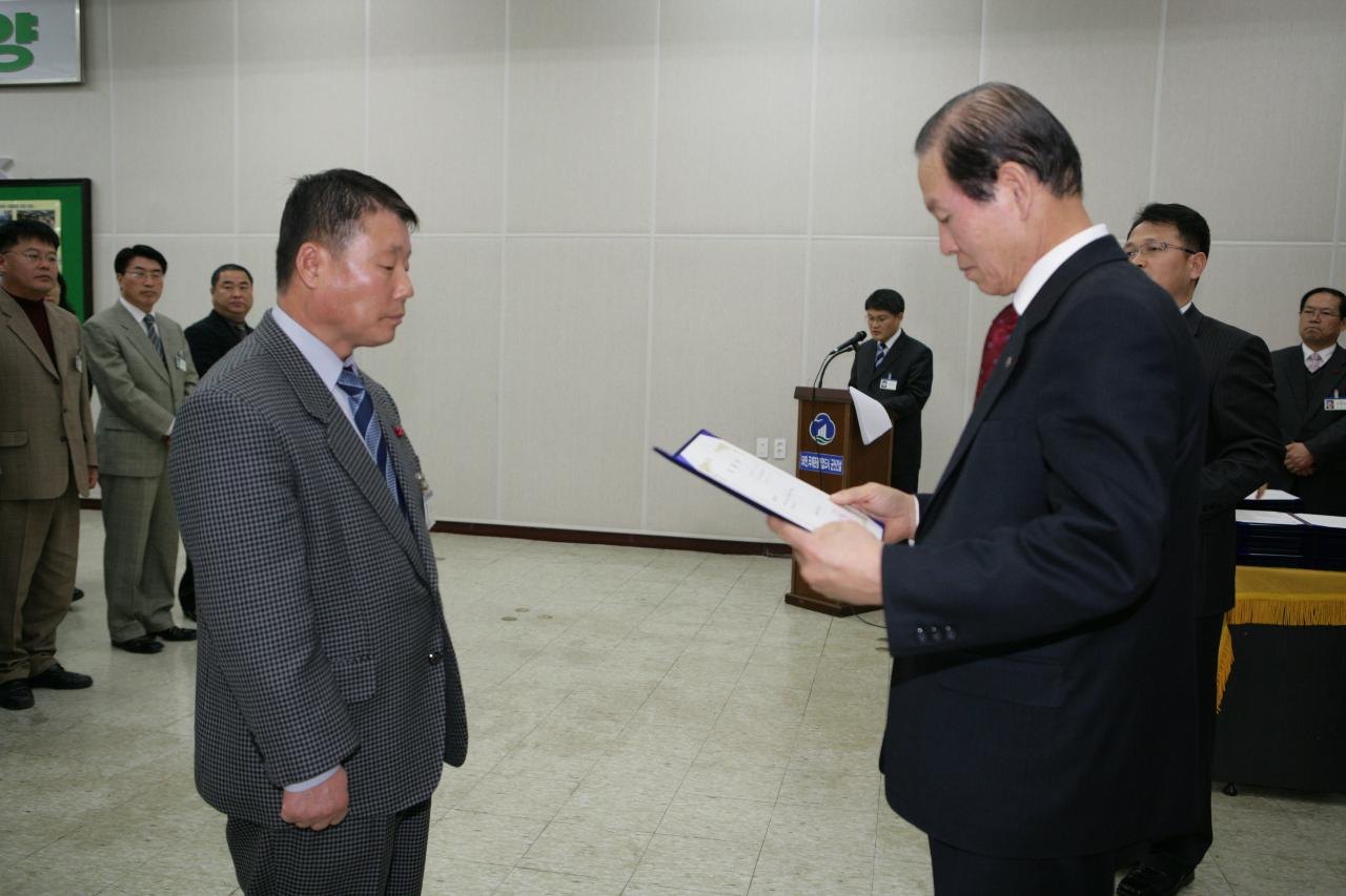 사령장을 교부하시는 시장님의 모습11