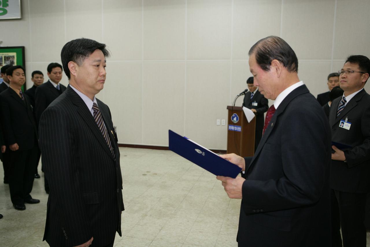 사령장을 교부하시는 시장님의 모습14