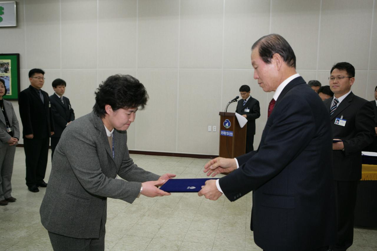 사령장을 교부하시는 시장님의 모습9