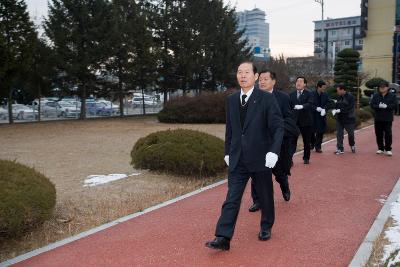 신년맞이 군경묘지 안으로 참배를 하러 가시는 문동신 시장님과 관련인사들의 모습