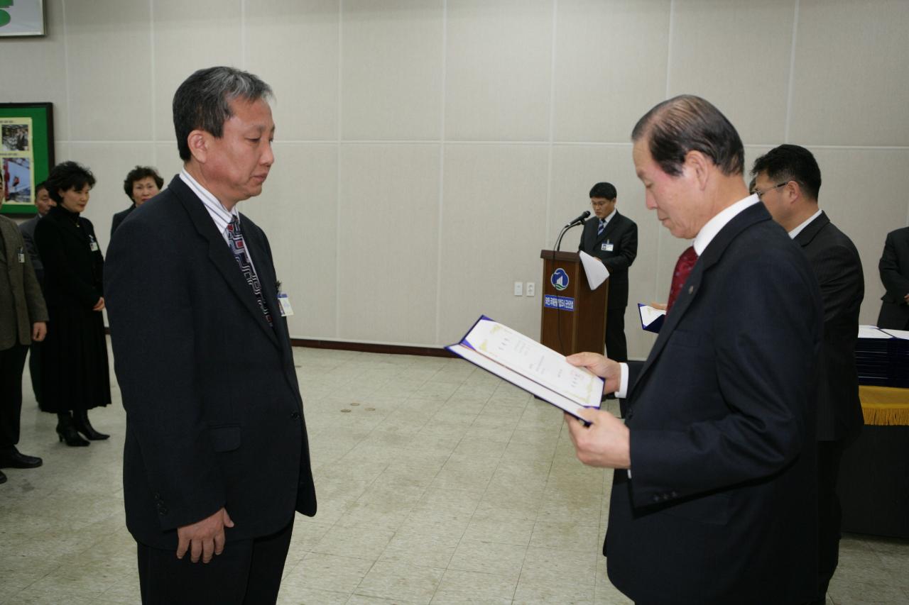 사령장을 교부하시는 시장님의 모습12