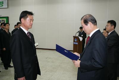 사령장을 교부하시는 시장님의 모습2