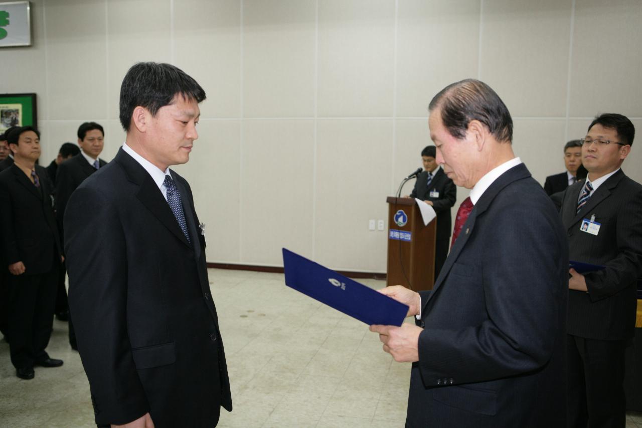 사령장을 교부하시는 시장님의 모습16