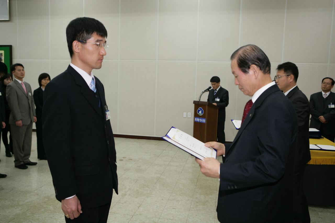 사령장을 교부하시는 시장님의 모습16