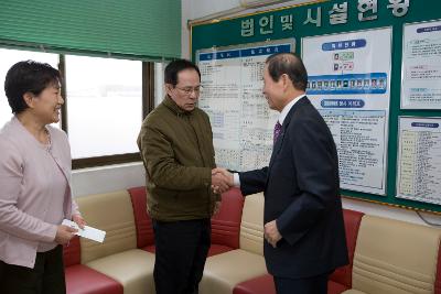 군산애육원에 성금을 기증하고 대표님과 악수를 하시는 문동신 시장님