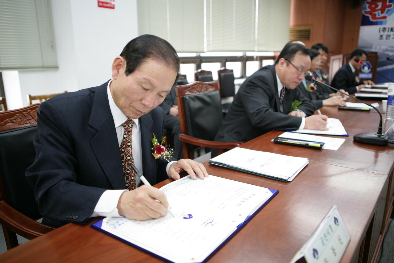 군산자유무역지역 입주기업 투자협약 체결서에 서명하시는 문동신시장님과 기업주들1