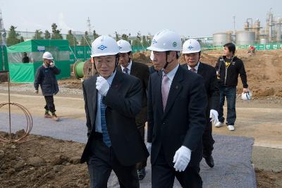 안전모를 쓰고 공사현장에 방문하신 김완주 도지사님과 문동신 시장님