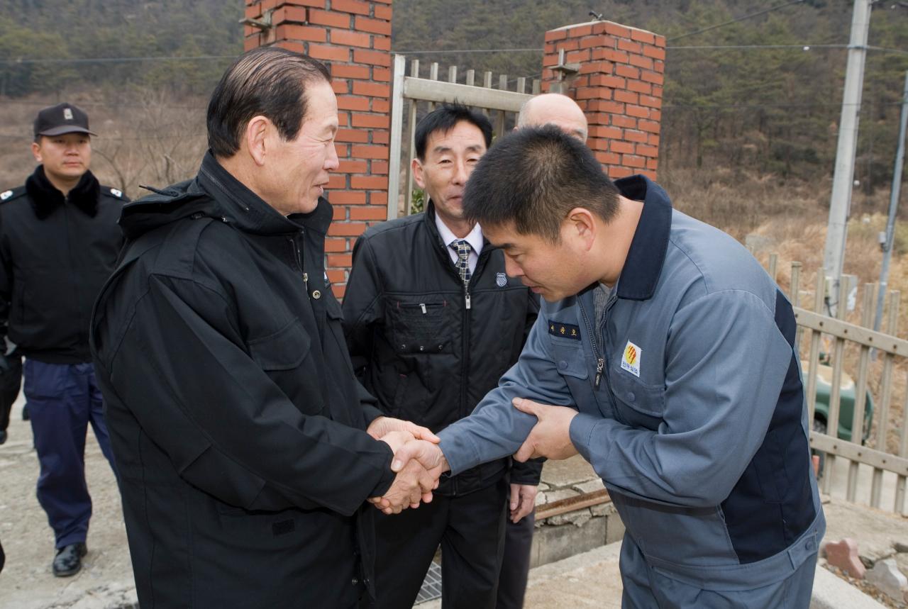 어청도 직원과 악수하시는 문동신 시장님