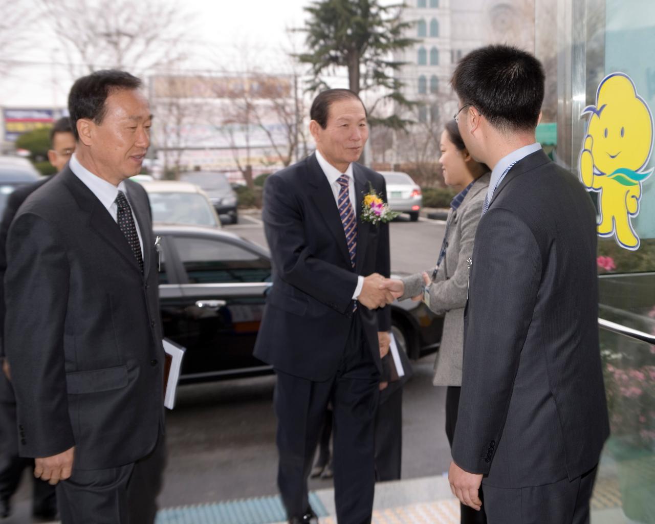 개정동사무소 직원들과 악수하며 인사하시는 문동신 시장님1