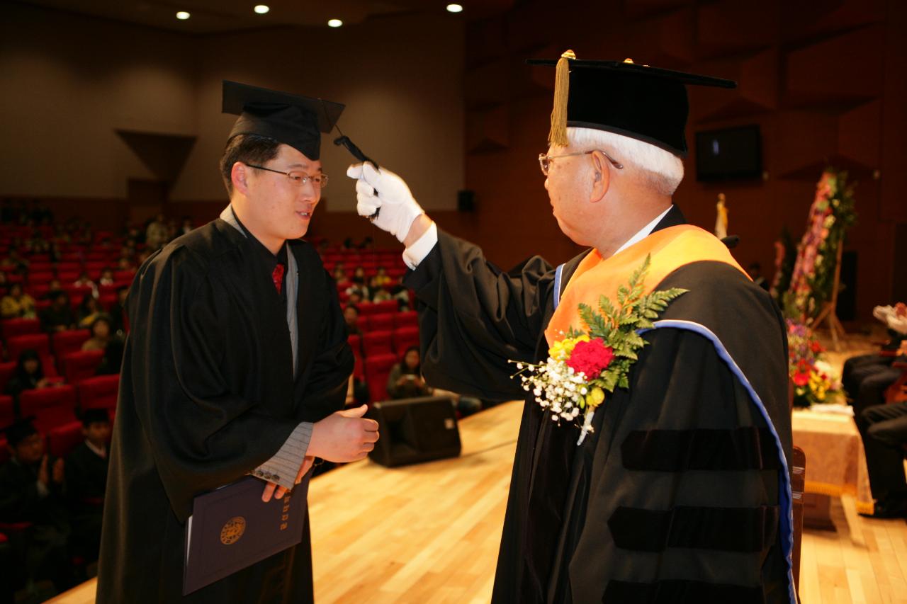 학위증 수여후 학사모를 정리해 주시는 군산대총장님1