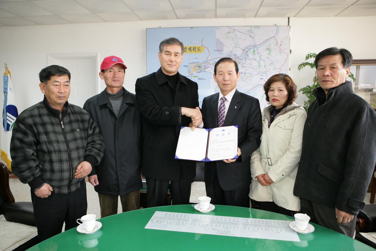 군산농민회 대표님들과 이웃돕기 성품 기탁서를 들고 서계신 문동신 시장님