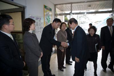 서수면사무소 직원들과 악수하며 인사를 나누시는 문동신 시장님