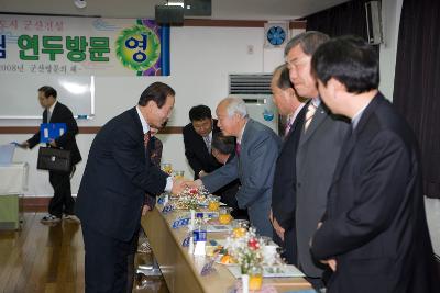 서수면 대표님들과 악수하며 인사를 나누시는 문동신 시장님1