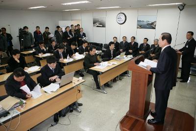 군산시교육발전협의회 기자회견장에서 단상에 올라가 말씀중이신 문동신 시장님과 기자들의 모습3