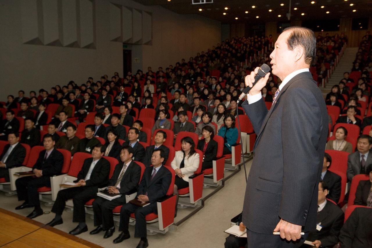 화면을 보면서 설명중이신 문동신 시장님과 교육받으러 온 청원들