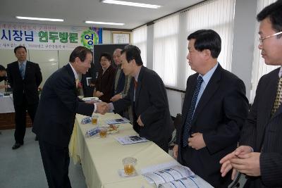 월명동 주민과의 간담회에 참석하신 주민대표님들과 악수하시는 문동신 시장님1