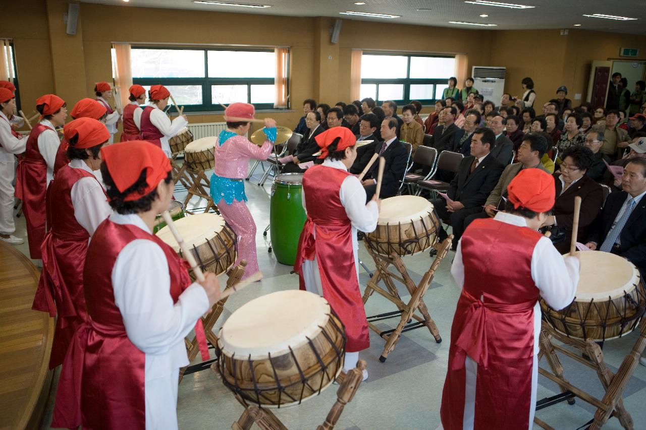 노인종합복지관 졸업식 축하 북난타 공연과 졸업식에 참석하신 시민들의 모습4