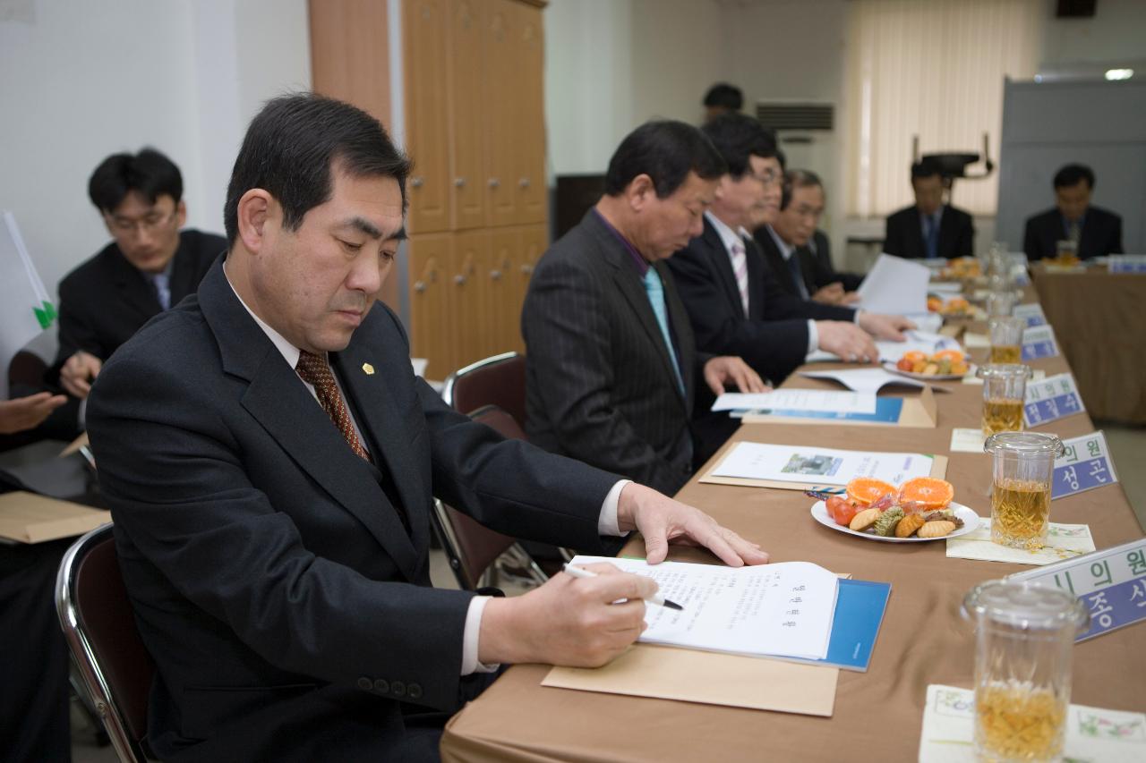 간담회 자료를 보시는 대표님들의 모습1