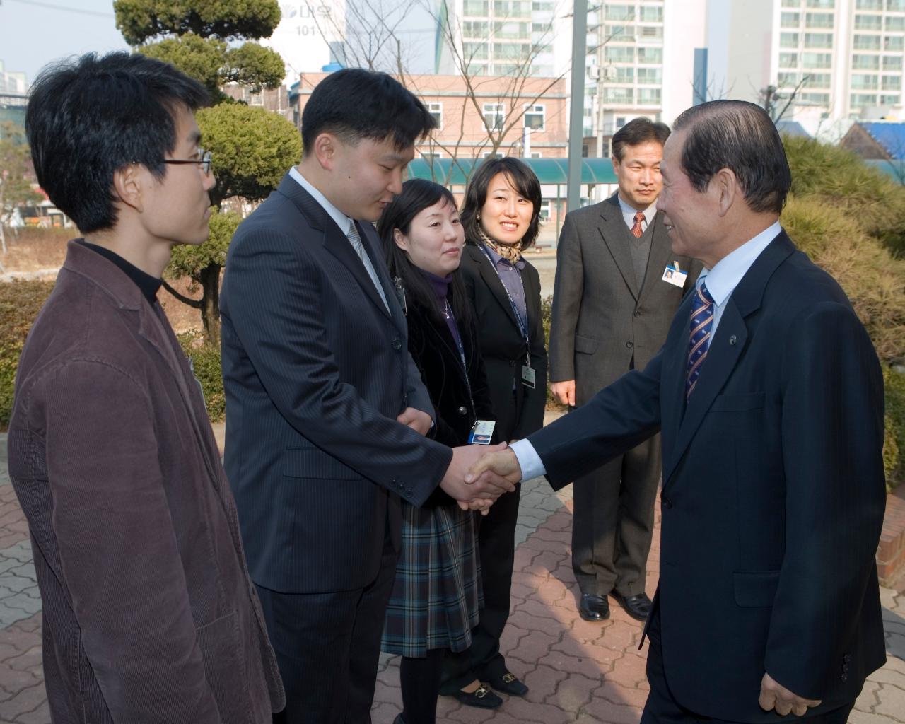 삼학동사무소 직원들과 악수하시는 문동신 시장님1