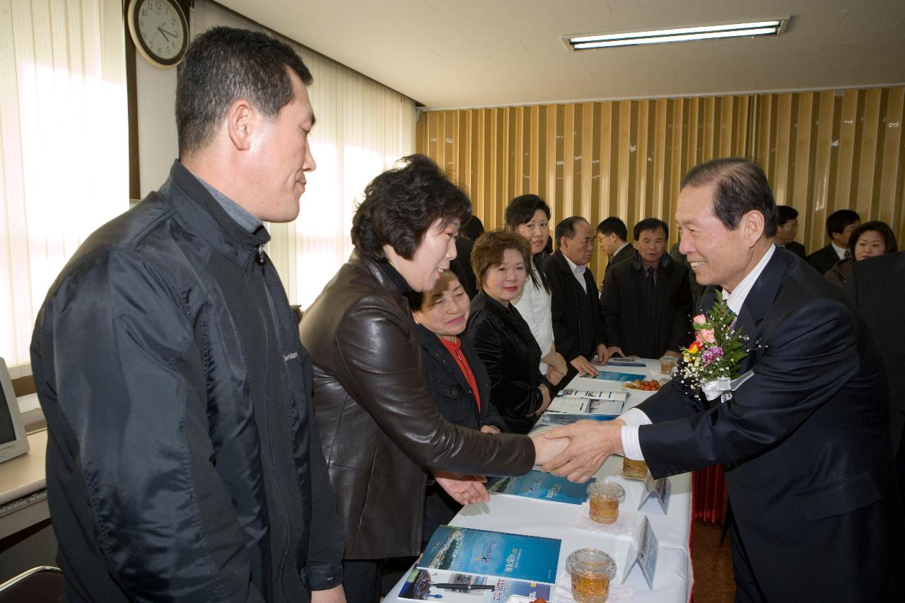 중미동 주민과의 간담회에 참석하신 대표님들과 악수하며 인사하시는 문동신 시장님2