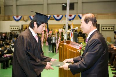 학위수여식이 진행되고 있는 무대의 모습4