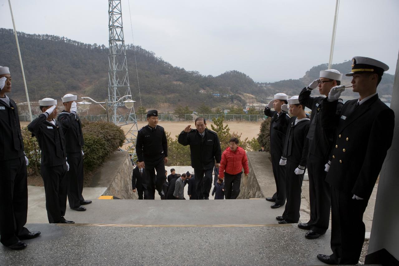 건물입구에 줄지어 양쪽으로 서있는 해경들 사이로 들어오시는 문동신 시장님과 직원들